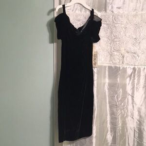 Black Open Shoulder Form Fitting Dress